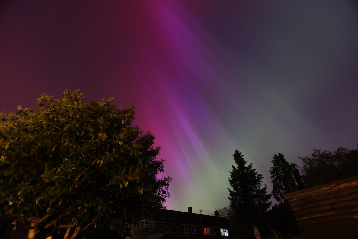 SummersPhotoUK's tweet image. What an incredible light display tonight in Berkshire. This is why I teach photography to help create moments like these! 

#auroreboreale #aurora #AuroraBoreal #northenlights #lightshow #Solar_Colors #solarstorm #SolarFlare