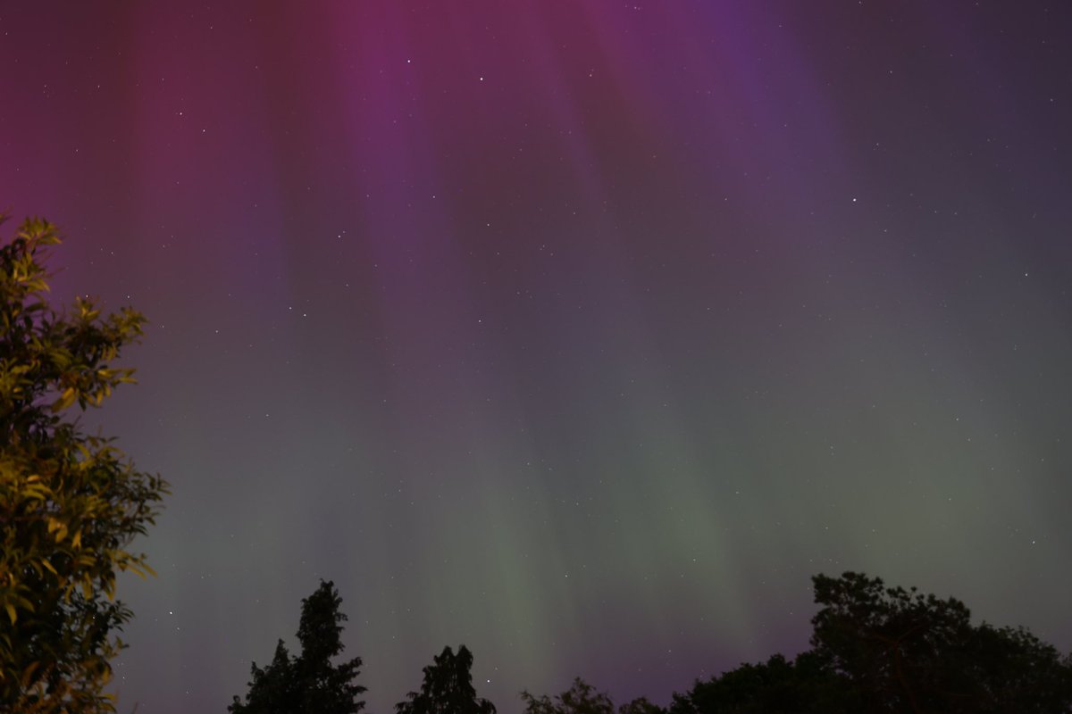 SummersPhotoUK's tweet image. What an incredible light display tonight in Berkshire. This is why I teach photography to help create moments like these! 

#auroreboreale #aurora #AuroraBoreal #northenlights #lightshow #Solar_Colors #solarstorm #SolarFlare