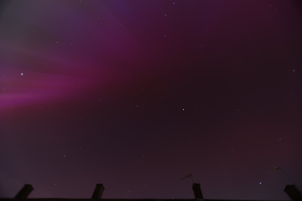 SummersPhotoUK's tweet image. What an incredible light display tonight in Berkshire. This is why I teach photography to help create moments like these! 

#auroreboreale #aurora #AuroraBoreal #northenlights #lightshow #Solar_Colors #solarstorm #SolarFlare