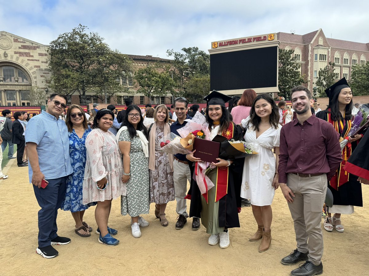 So blessed to have graduated with people who mean so much to me! #graduation #usc #FightOn #Chemistry #womeninSTEM #chemtwitter