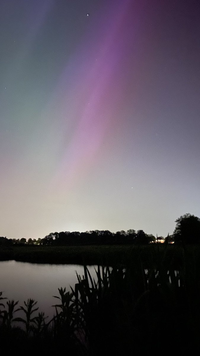 svenfase's tweet photo. @1Amstelveen_ Middelpolder. No filter. 3 seconden sluitertijd iPhone. Loved it! Leuk om te zien dat er meer mensen op zoek waren naar het Noorderlicht. #amstelveen #noorderlicht https://t.co/FMUC8LTWRY