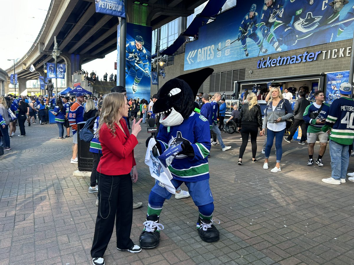 .@KWalkerCitytv recruiting a new reporter for @CityNewsVAN ahead of the #Canucks game. Watch live! vancouver.citynews.ca/video/