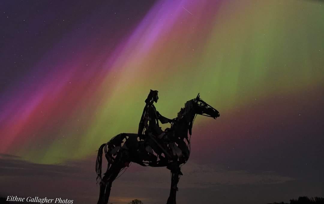 A spectacular photo of the Gaelic Chieftain in Boyle #Roscommon taken under the Northern Lights tonight. Pic: Eithne Gallagher Photos #NorthernLights #Auroraborealis