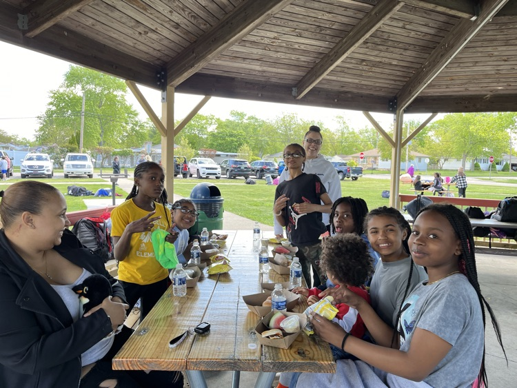 kivy0129's tweet photo. We welcomed our 5th graders upon their return from camp with a special lunch from our new MS Food truck! What a beautiful day for a family/class picnic at the park! We sure will miss these guys next year! 💙 https://t.co/RHAwB2PfY1