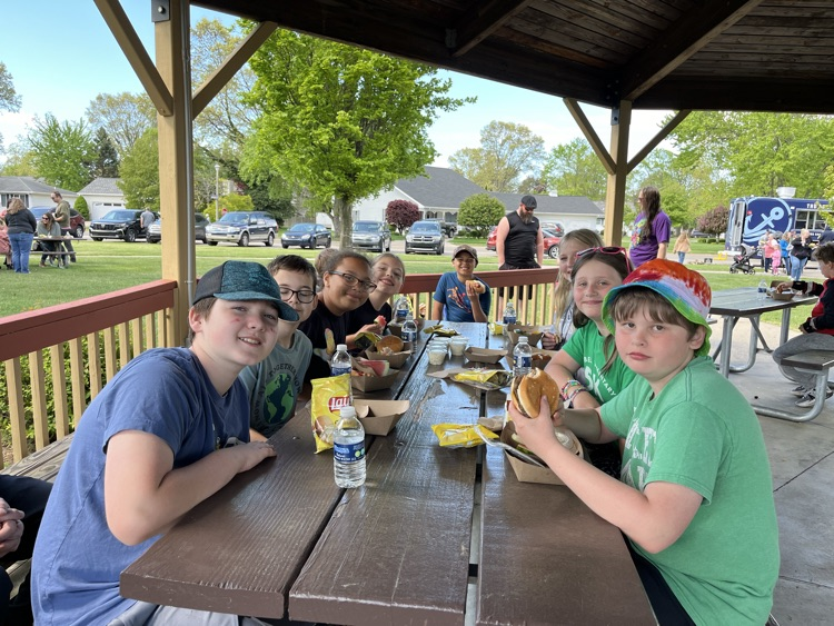 kivy0129's tweet photo. We welcomed our 5th graders upon their return from camp with a special lunch from our new MS Food truck! What a beautiful day for a family/class picnic at the park! We sure will miss these guys next year! 💙 https://t.co/RHAwB2PfY1