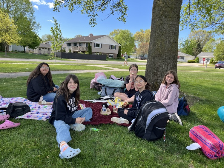 kivy0129's tweet photo. We welcomed our 5th graders upon their return from camp with a special lunch from our new MS Food truck! What a beautiful day for a family/class picnic at the park! We sure will miss these guys next year! 💙 https://t.co/RHAwB2PfY1