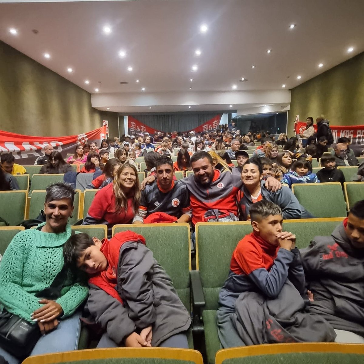 #Social

Parte de la comisión del fútbol infantil de #5DeMayo, junto a Jonatan Ruaimi, que realizó un documental sobre la institución y los presentes en el estreno en el Teatro Municipal de la ciudad de Ensenada.

📷 5 de Mayo.