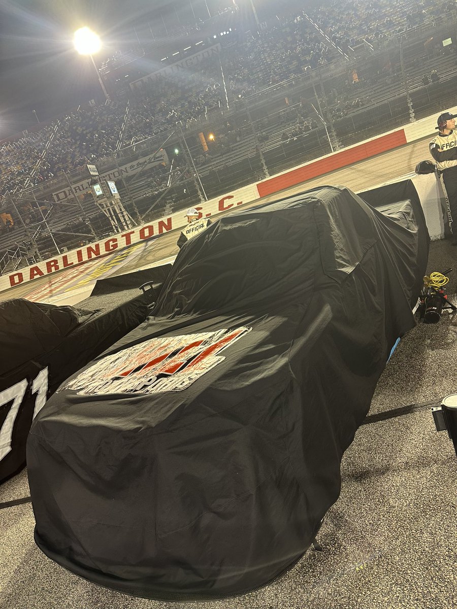 Rain has stopped here @TooToughToTame! Covers will remain on until official word from NASCAR on a start time. Fingers crossed we can get racing here shortly!