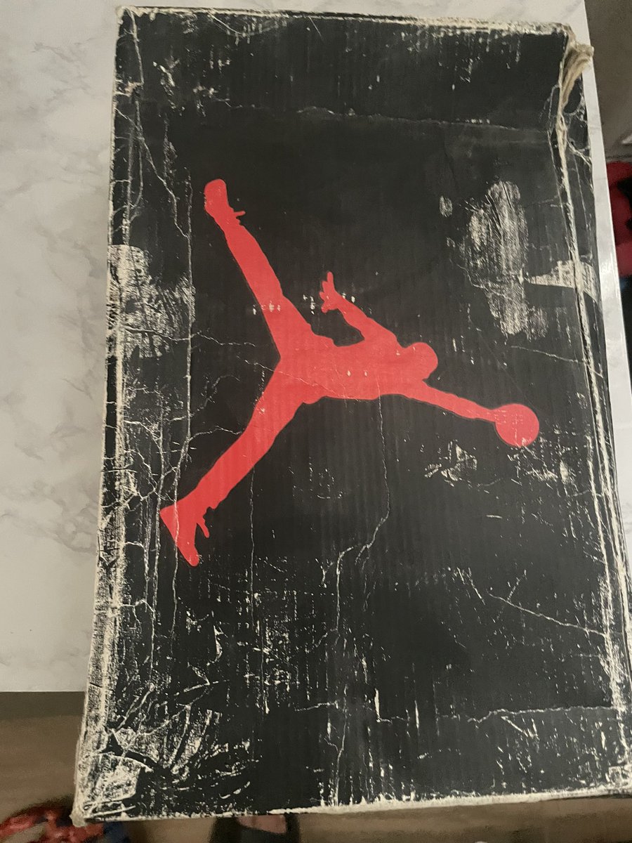 FresWax's tweet image. Found my original box of the 1st release of the Jordan V 1990, I was around 10😩. I was hoping the original shoes were inside but it was full of cards! Great time to be alive 🥹
@Jumpman23 @nikestore @nicekicks @Heskicks