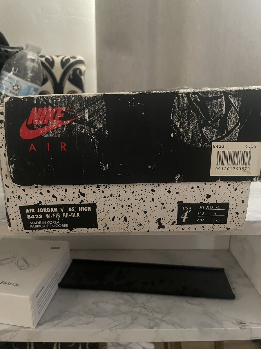 FresWax's tweet image. Found my original box of the 1st release of the Jordan V 1990, I was around 10😩. I was hoping the original shoes were inside but it was full of cards! Great time to be alive 🥹
@Jumpman23 @nikestore @nicekicks @Heskicks