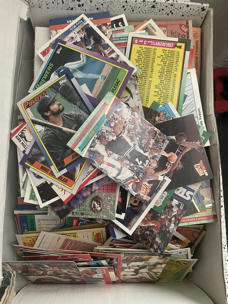 FresWax's tweet image. Found my original box of the 1st release of the Jordan V 1990, I was around 10😩. I was hoping the original shoes were inside but it was full of cards! Great time to be alive 🥹
@Jumpman23 @nikestore @nicekicks @Heskicks