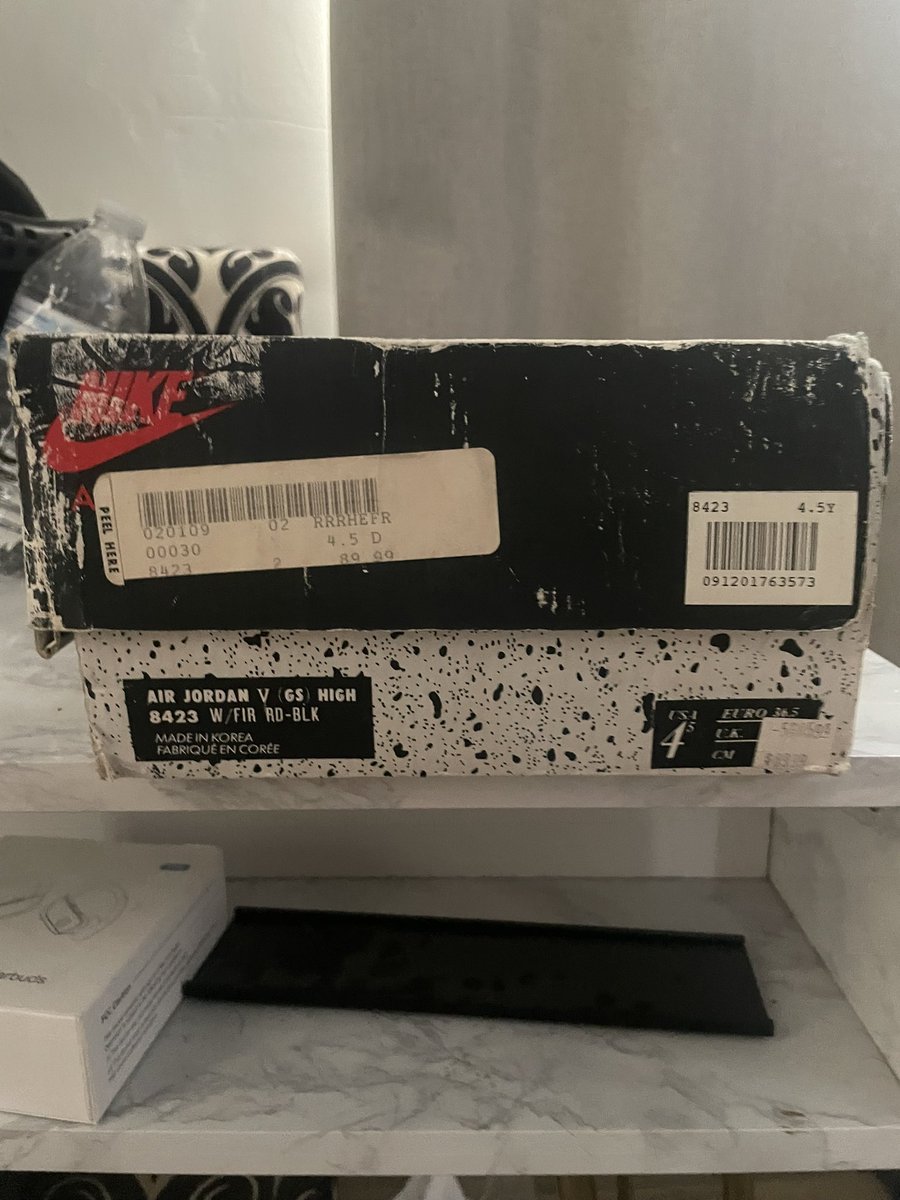 FresWax's tweet image. Found my original box of the 1st release of the Jordan V 1990, I was around 10😩. I was hoping the original shoes were inside but it was full of cards! Great time to be alive 🥹
@Jumpman23 @nikestore @nicekicks @Heskicks