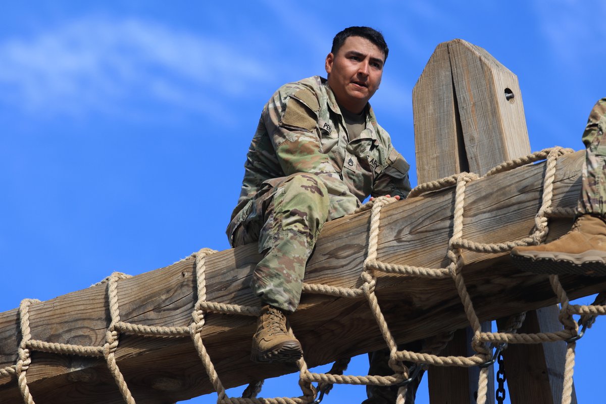 #BRL2024: Competitors started the day early with a full ACFT then marched over a mile in teams to complete the Peden Confidence Obstacle Course. Talk about RESILIENCY! #BestRedlegCompetition2024 #KingOfBattle #FiresStrong @usarmy @TRADOC @redleg6_kob 📷: flic.kr/s/aHBqjBpJGU
