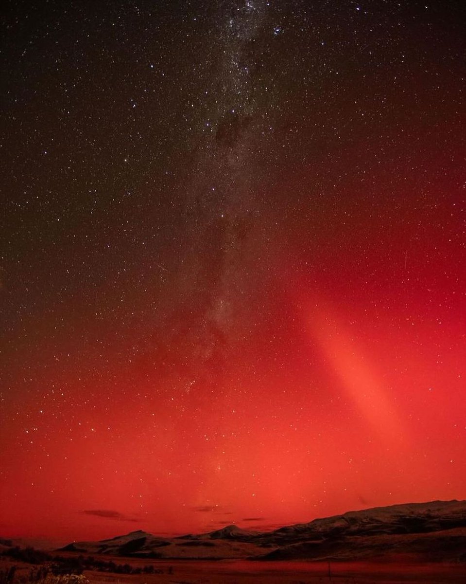 MundoEConflicto's tweet image. 🔴 #AHORA | Auroras australes en Torres Del Paine, Chile.
