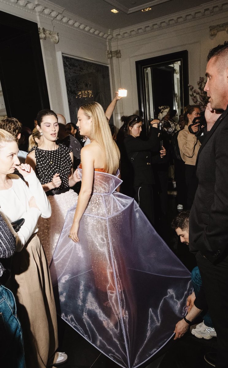 📸| Brie Larson com Gracie Abrams em nova foto no #MetGala2024.