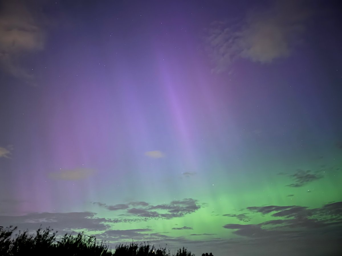 Stunning #aurora seen from north Dublin this evening. Never thought I’d see the colors so clear here in Ireland.