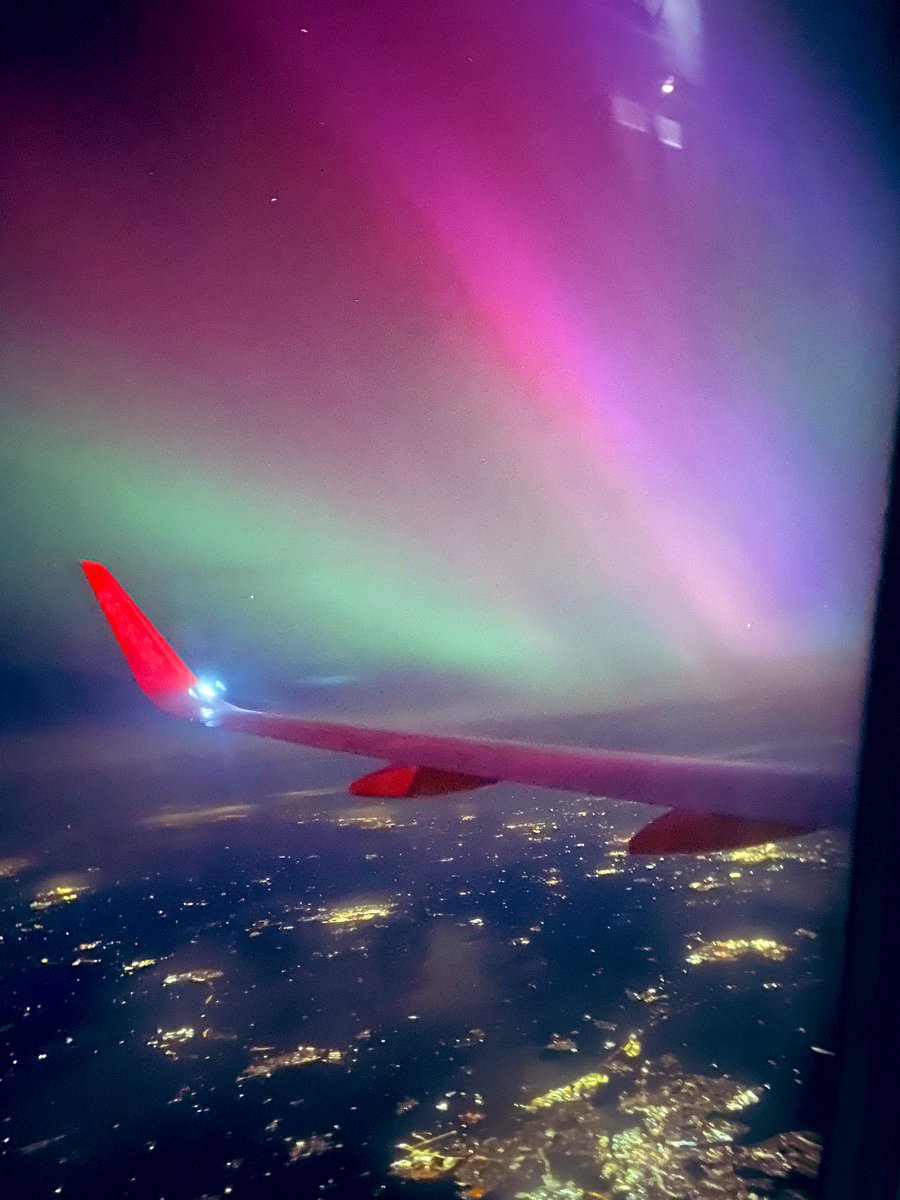 Incredible! ☀️🌪️🌀
The Solar geomagnatic storm triggered Northern Lights over the UK as we flew over London at mid night on Friday #solarstorm #Auroraborealis #aurora …