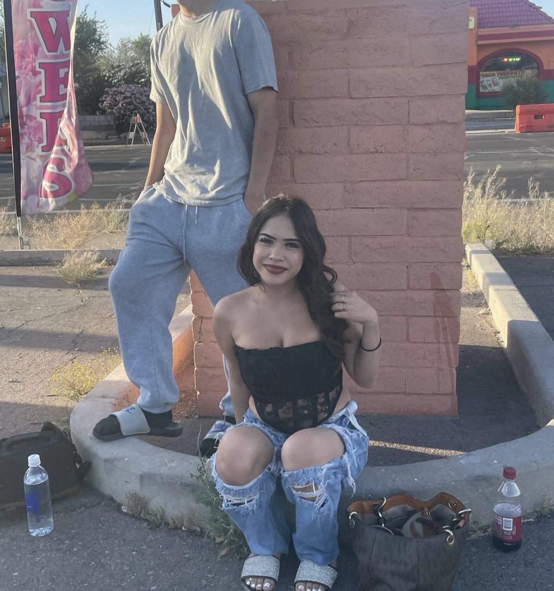 slit4huda's tweet photo. old picture but wtv anyways #needbackshots🤣🤣🤣 https://t.co/AXrRpdWCjK