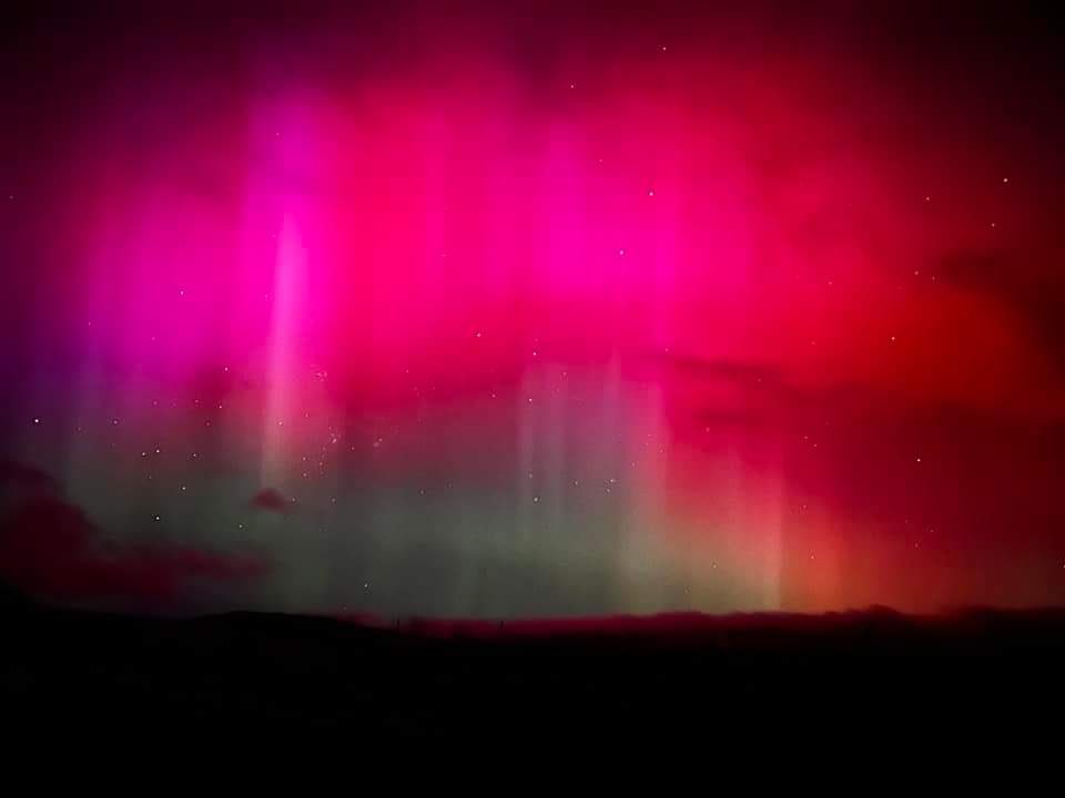 🚨 ALERTA ASTRONÓMICA 🚨 Intensas y poderosas Auroras se comienzan a avistar en varias regiones de TODO el mundo como consecuencia de la severa geotormenta que está sucediendo en estos momentos. Esta noche se verá desde Estados Unidos y tal hasta en el norte de México. ¡Estén