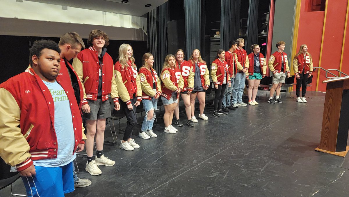 Service Dogs were awarded their jackets today! These students earned a varsity letter & also performed 25 community service hrs. This program has now celebrated 92 student-athletes for over 2325 community service hrs! #commitmenttoexcellence @MyWebTimes @Jostens