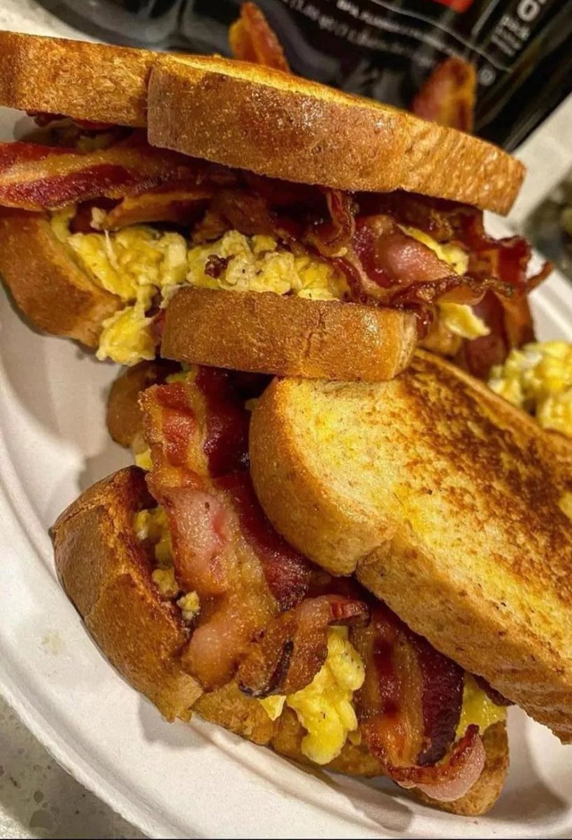Homemade breakfast sandwich 🥪 🍳 🥓