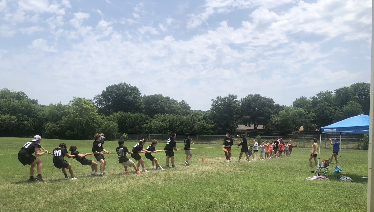 Great job today by our @WC_ChargersFB players being ACEs and helping out at the Oak Meadows Field Day!! #ChargeForward #ChargeTogether @bloomer_sa @RootEdSA @csa_wc @NeisdAthletics @NEISD