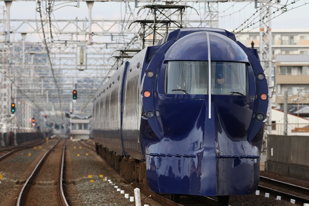 おはようございます☺️
本日もよろしくお願いいたします🙇

鉄道会社単位で見て特急車両のイメージを大きく変えたアーバンライナーやスペーシア等とは違い存在感そのものに圧倒されたのが南海ラピート

どう見ても超合金ロボットにしか見えない前面スタイル

愛称が「鉄人28号」
これまたぴったりですね