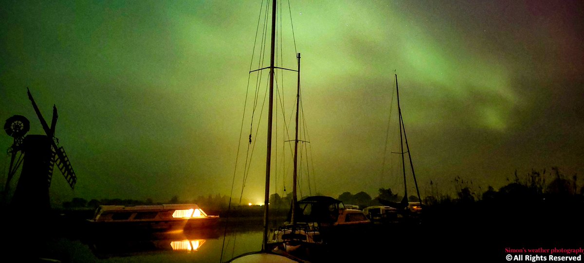 Tonight's Aurora display over Thurne Mill @StormchaserUKEU @carlharlott @danholley_ @stormbell @Lowweather @PhotographyWx @bbcweather @BBCWthrWatchers @itvweather @metoffice @ChrisPage90 @WeatherAisling #loveukweather✅ @liamdutton @GavinPartridge @BBCLookEast @itvanglia