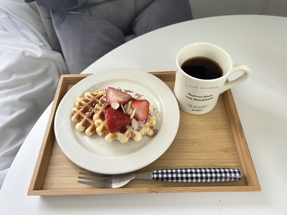 素敵な朝を迎えた🍓🍯米粉のワッフル作った❤︎