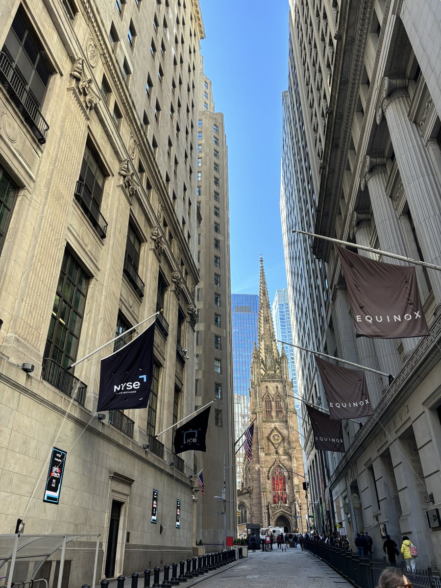 08mh11's tweet photo. 念願のウォールストリート
charging bull と NYSE https://t.co/vj6HAG5o15