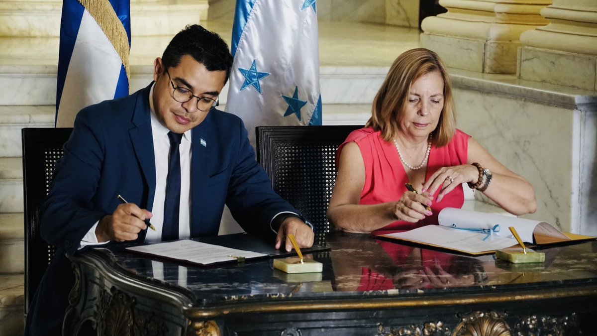 🇭🇳🇨🇺 Honduras y Cuba firmaron un Memorando con el objetivo de ampliar la cooperación y desarrollar aún más las relaciones de amistad y respeto entre ambos países.