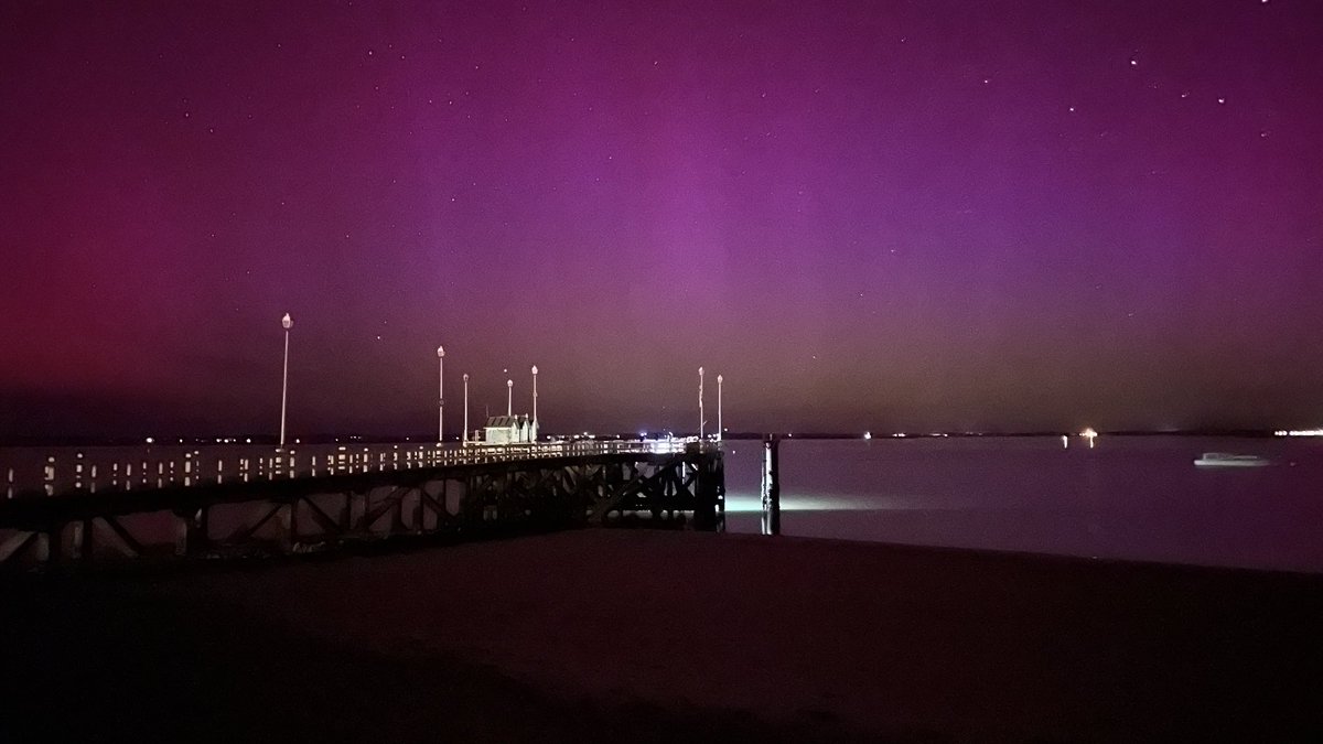 INCROYABLE ! Des aurores boréales observées en direct dans le ciel du Bassin d’Arcachon. 🤩 📸 Ce phénomène exceptionnel est dû à une « tempête solaire » qui traverse actuellement la France. #auroreboreale #ciel #northenlights