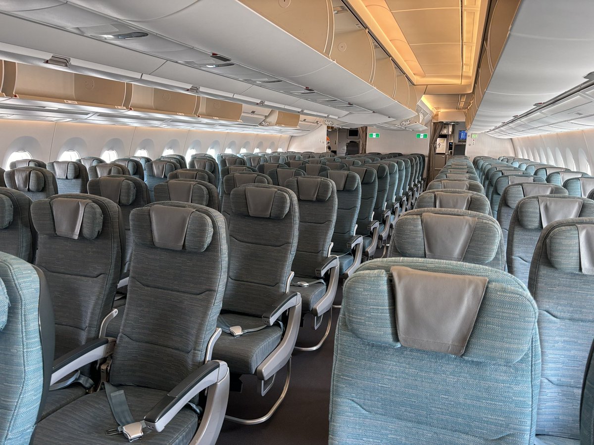 Cathay Pacific
CX501 Tokyo(Narita) to Hongkong
A350-900 (B-LQE)
社会人になって1ヶ月、土日を上手く利用すれば有給が付与される前でも海外渡航は可能。一発目はまだ見ぬ地、香港へ！足元が広い非常口を選んだら隣席ブロックされてラッキー✌️ 連休の次週だからか、それなりに余裕ある搭乗率です。