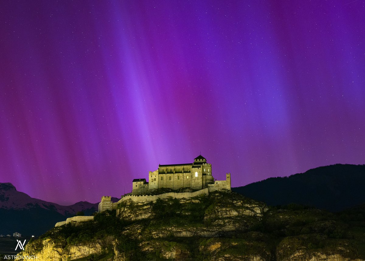 AstroVinch's tweet photo. Aurora tonight from southern Switzerland, what a show ! https://t.co/Yqk6Q2OkgM