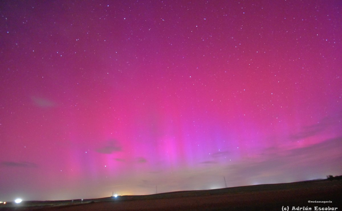 #AuroraBoreal vista esta noche desde la meseta segoviana. Una noche histórica en #Segovia y en #España. Fotos de diferentes momentos de la Aurora con tonos rojos y fucsias