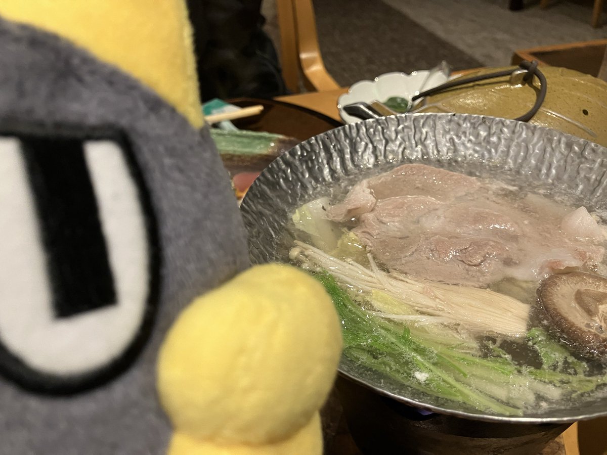 ちなみに昨夜はね
黒豚しゃぶしゃぶをいただきました🙏
とろける黒豚の甘み…🤤

#くもジロー #出張シリーズ #鹿児島