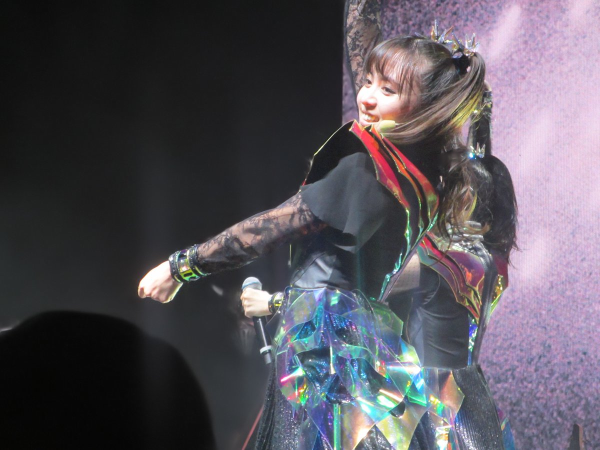 Moa's face lighting up as she gradually realizes someone doing the Believing choreography with her!😊😍 This is from San Francisco Night 2! Will be posting some extra photos I have from that concert every now and then🐨 :) #BABYMETAL #MOAMETAL #菊地最愛