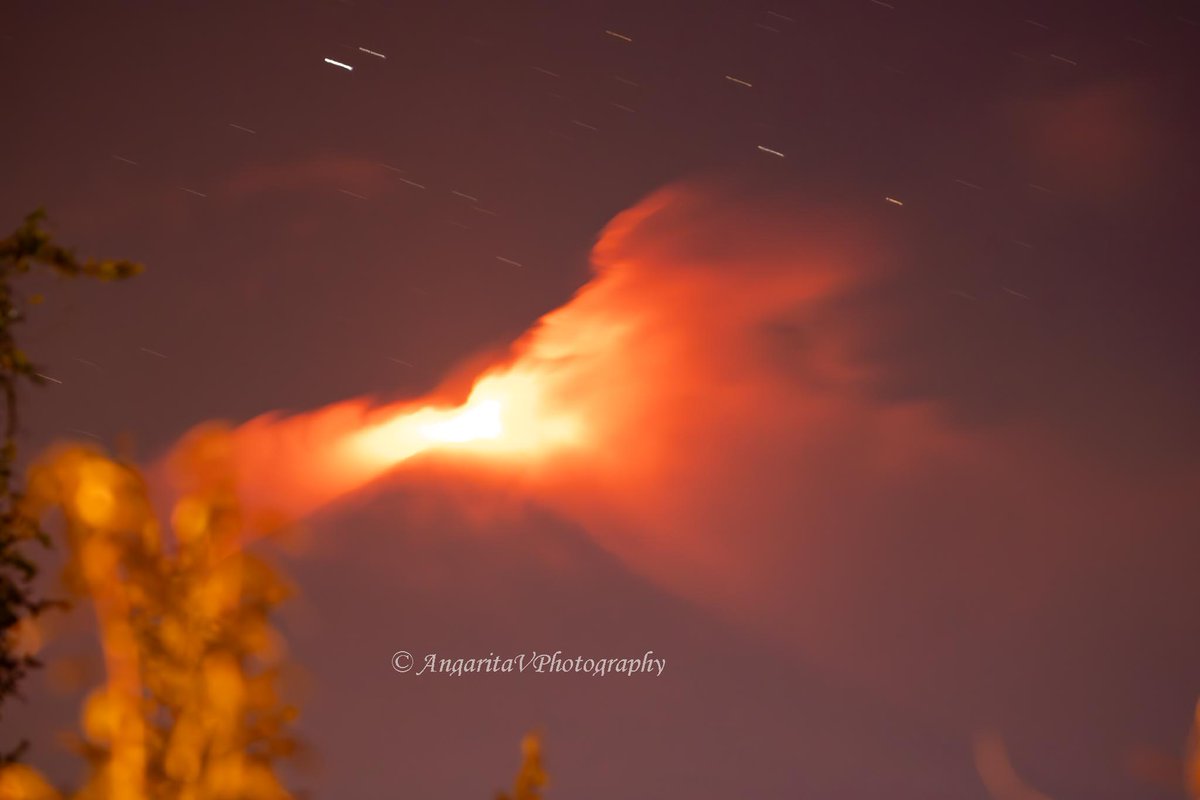 La Aurora Austral es visible desde Coñaripe,  mientras termino las fotos, les dejo a un celoso Volcán Villarrica.