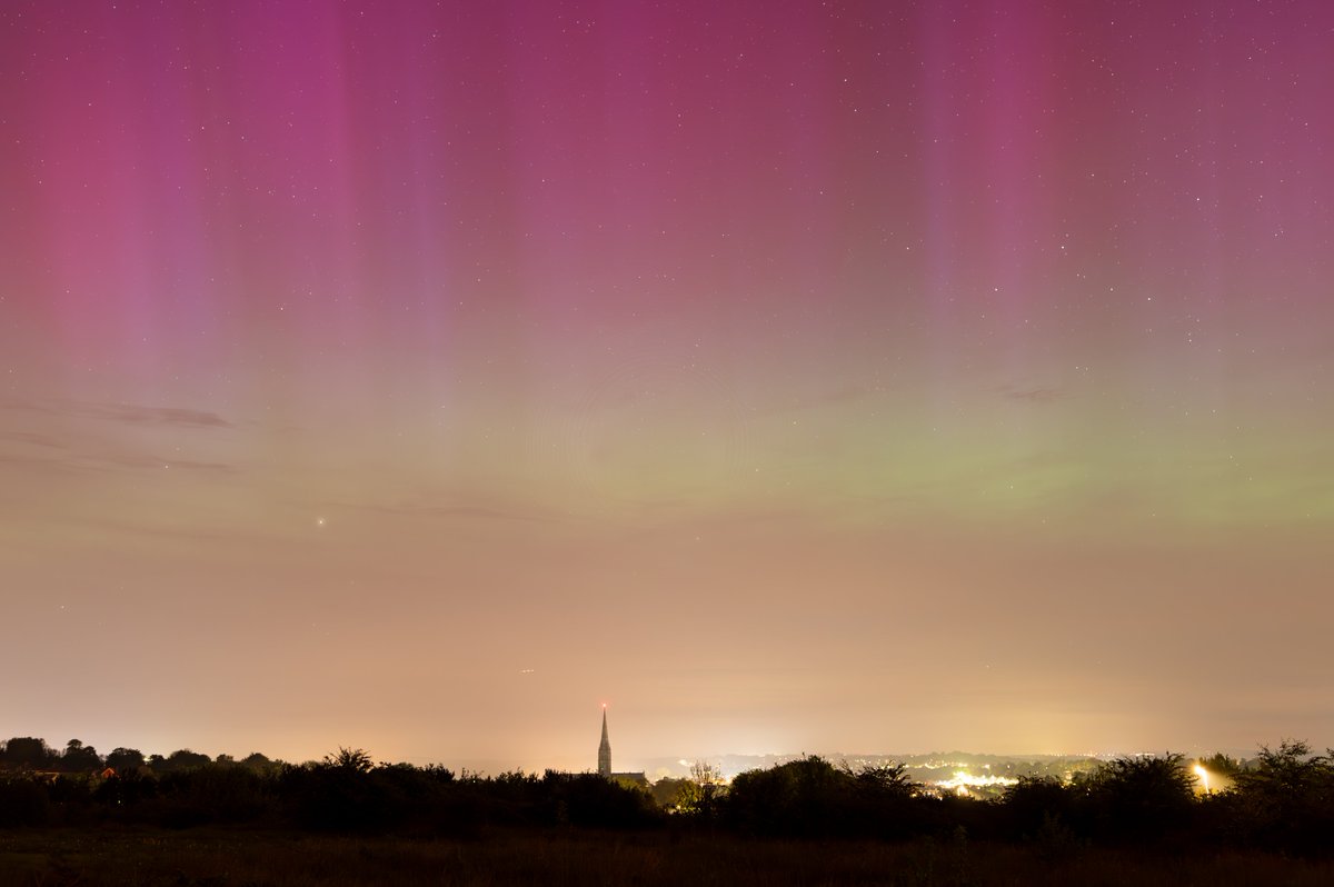 The aurora was still visible above the city lights of #Salisbury @SalisburyCath