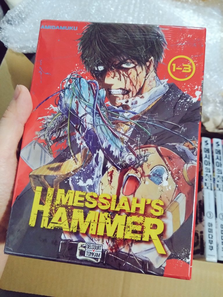 凄いのが届いた! メシアの鉄槌フランス語版の3巻セットボックス…!!!🤖🤖🤖 私がめちゃめちゃに入れたセリフもかっこよく再現されている…海外版ってほんとに凄い…!しかもこんな豪華版作ってもらえるなんて…🥲✨ありがとうございます!メシアの鉄槌は3巻完結で読みやすいのでよかったら是非!