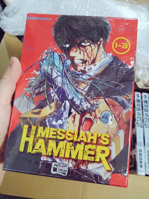 凄いのが届いた! メシアの鉄槌フランス語版の3巻セットボックス…!!!🤖🤖🤖 私がめちゃめちゃに入れたセリフもかっこよく再現されている…海外版ってほんとに凄い…!しかもこんな豪華版作ってもらえるなんて…🥲✨ありがとうございます!メシアの鉄槌は3巻完結で読みやすいのでよかったら是非!