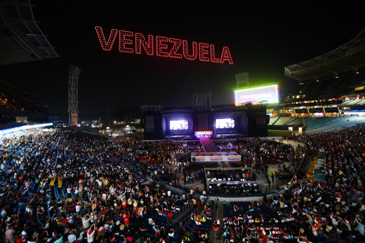 ¡Un gran espectáculo de Drones! Por primera vez en el país vemos esta tecnología para el disfrute de nuestro pueblo, en el Festival Mundial 'Viva Venezuela'. Qué hermoso, cuántos colores y luces resplandecientes para acompañar esta gran inauguración. ¡Felicito a la Gran Misión…