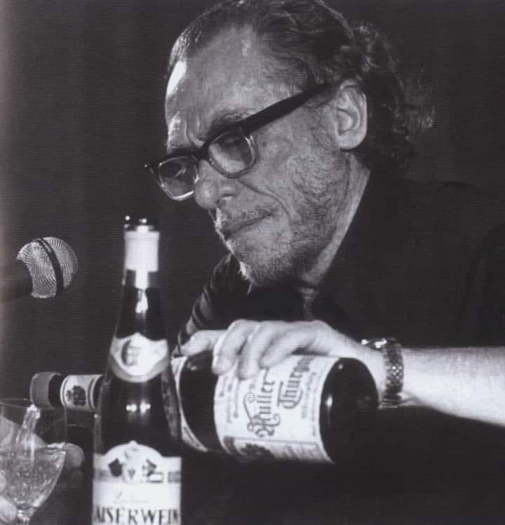 “En defensa del alcohol, debo decir que he tomado peores decisiones estando sobrio”.

- Charles Bukowski... 🖋️