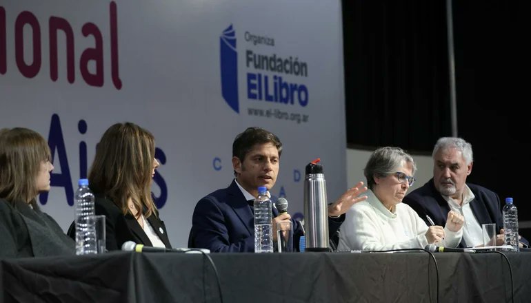 #FeriaDelLibro
👷‍♂️ 📚 Axel Kicillof volvió a mostrar su apoyo a la #UniversidadPública y anunció que en PBA continuarán las #obras.

#NoALaLeyBases 
#NoALasPrivatizaciones 
#EducacionPublica  

eldestapeweb.com/politica/feria…