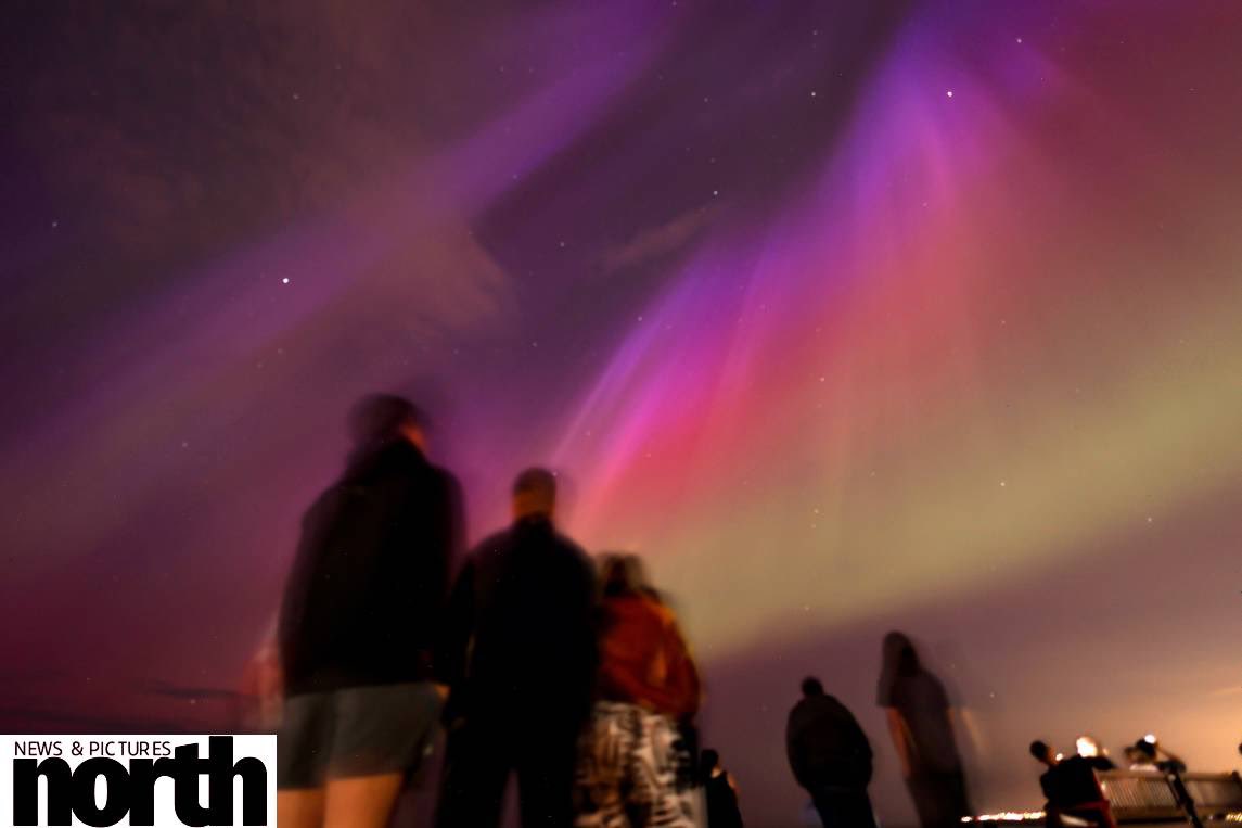 Crowds gather at Tynemouth to watch the amazing Aurora tonight. Pics by @WillWalkerNNP #arora #Tynemouth #Auroraborealis