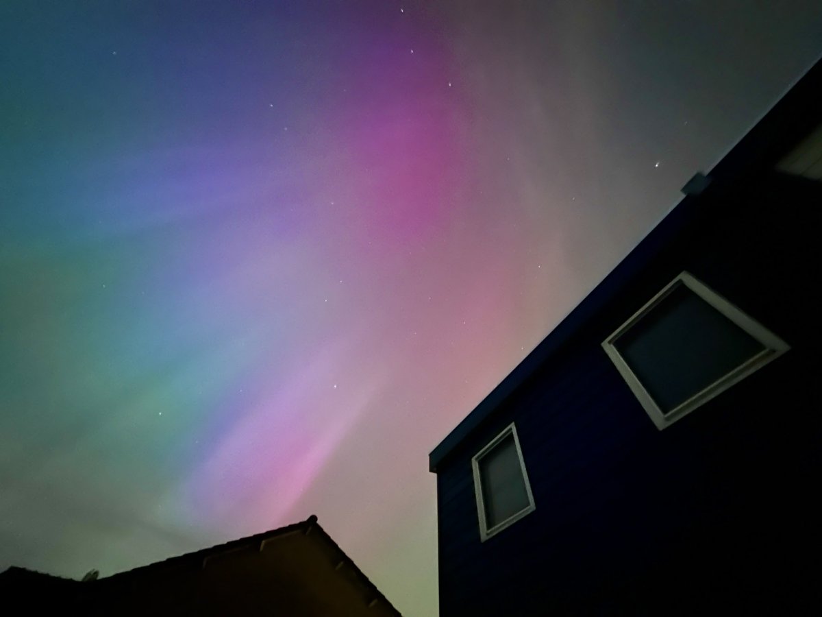 Noeky1980's tweet photo. Tonight was amazing! Aurora from
Your own balcony in the Netherlands. #aurora #NorthernLights #auroranederland #greenlady #hardinxveldgiessendam #photography #nosjournaal #weeronline #rtlweer #weerfoto #magic #noorderlicht #noorderlichtnederland https://t.co/MfRP7M366N