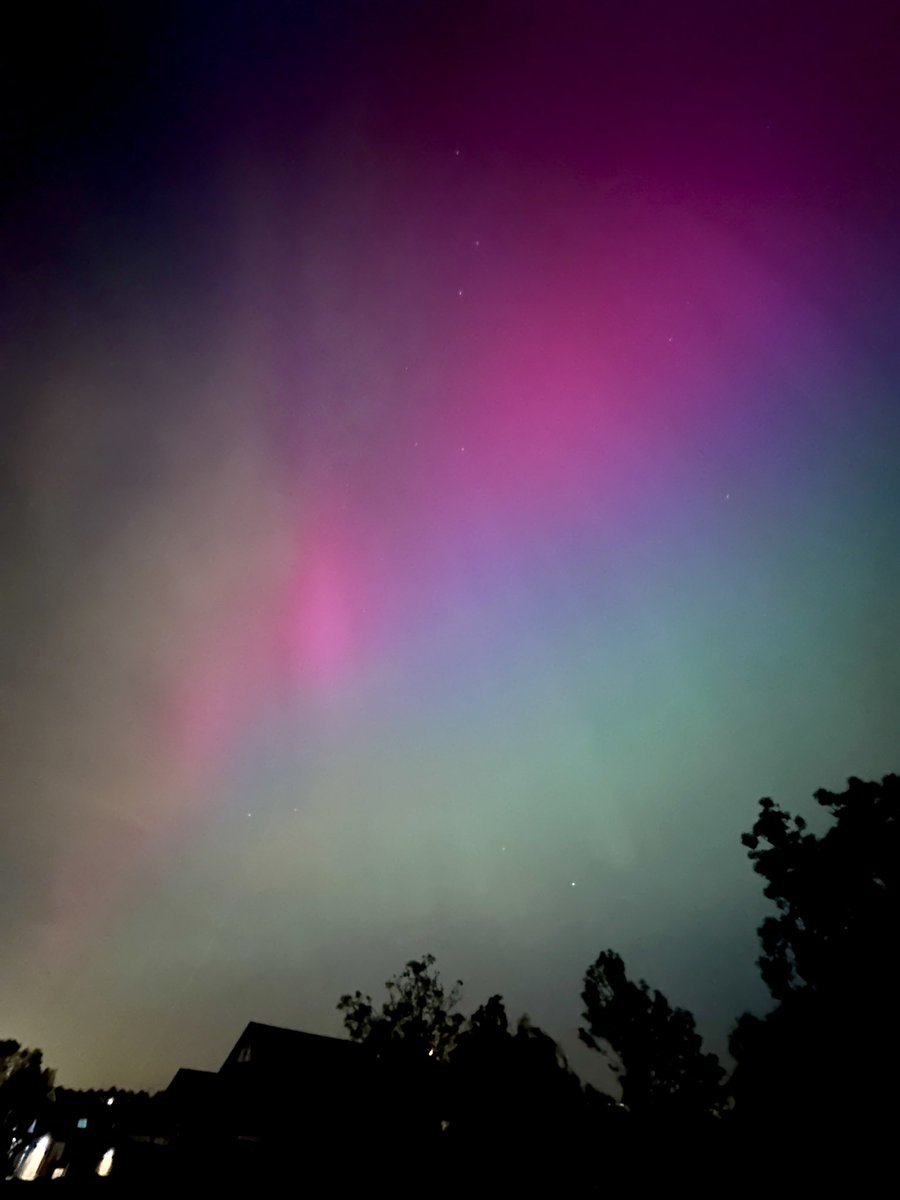 Noeky1980's tweet photo. Tonight was amazing! Aurora from
Your own balcony in the Netherlands. #aurora #NorthernLights #auroranederland #greenlady #hardinxveldgiessendam #photography #nosjournaal #weeronline #rtlweer #weerfoto #magic #noorderlicht #noorderlichtnederland https://t.co/MfRP7M366N