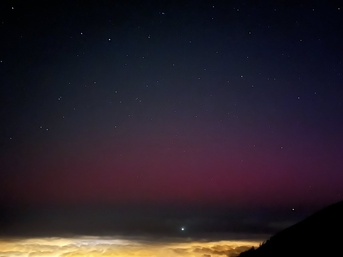 deproks's tweet photo. Aurora boreal desde La Crucita en Tenerife (Canarias) hecha sin trípode con un iPhone. #AuroraBoreal https://t.co/F2LCtISSSj