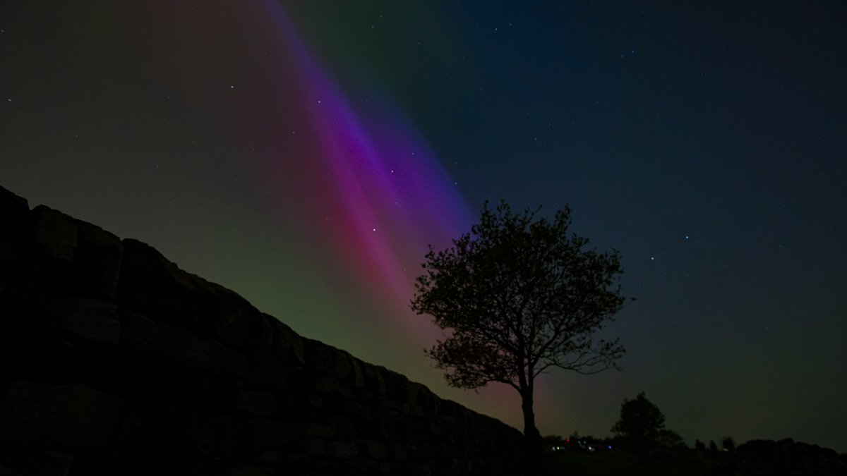 Incredible Aurora display over Otley Chevin & Leeds tonight.
#aurora #NorthernLights #Leeds #Otley