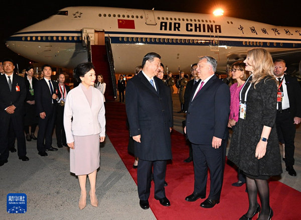 习近平主席于5月8日至10日对匈牙利进行国事访问。这是习近平主席此次欧洲三国之行的最后一站。今年是中匈建交75周年，建交以来，中匈两国始终相互尊重、平等相待、互利共赢，两国关系经受住了国际风云变幻考验，实现了从跨越大陆的朋友、友好合作伙伴到全面战略伙伴的持续深入发展。
